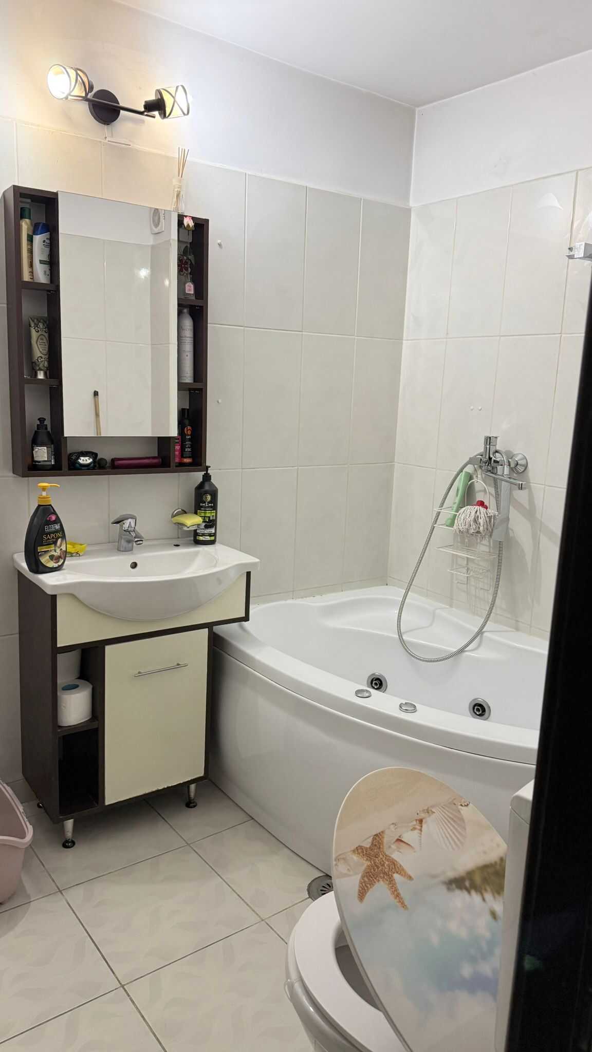 Baie complet utilată la parter cu cadă – casă de vânzare Colentina București