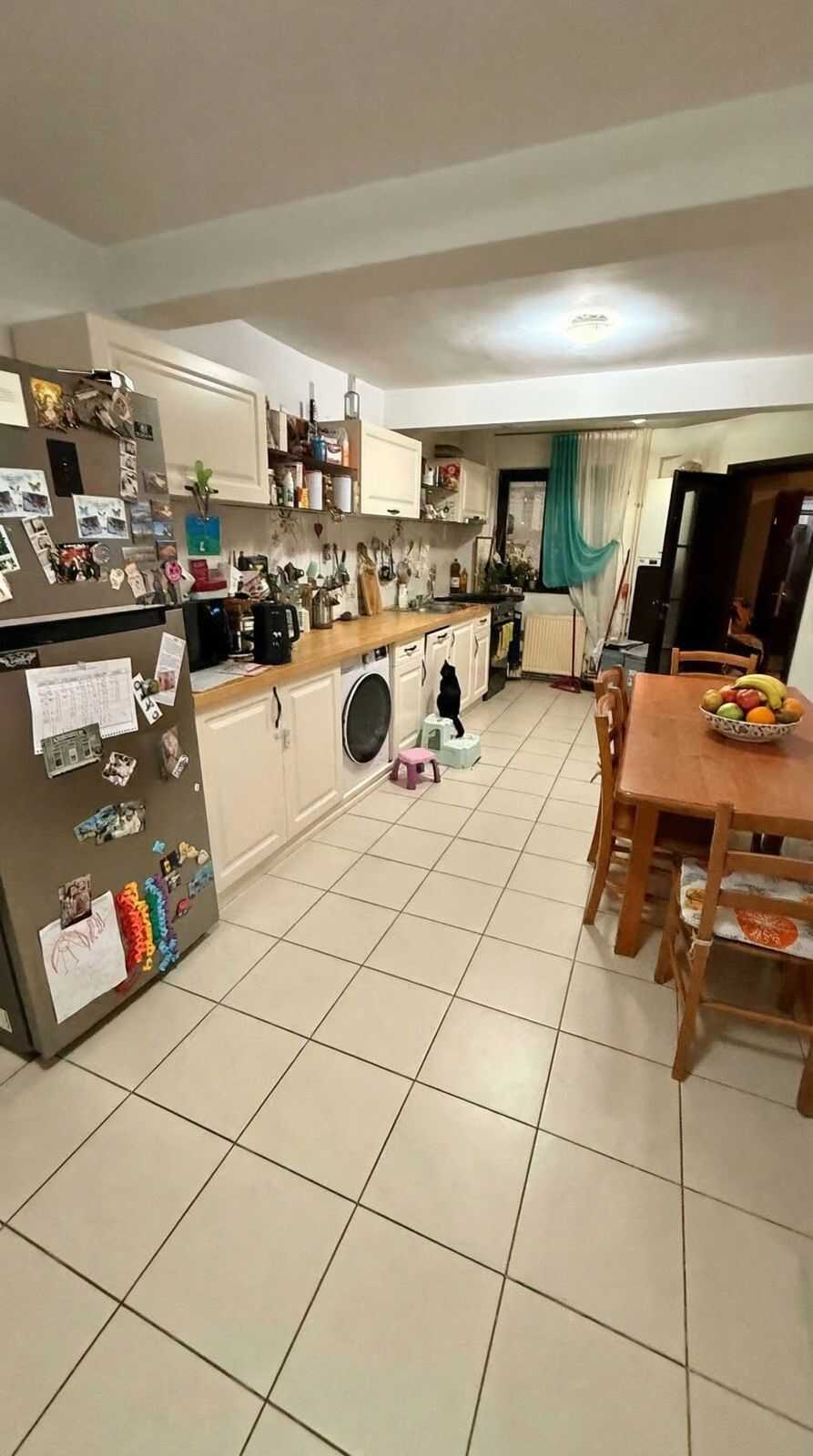 Bucătărie spațioasă cu zonă de dining în casa de vânzare din Colentina