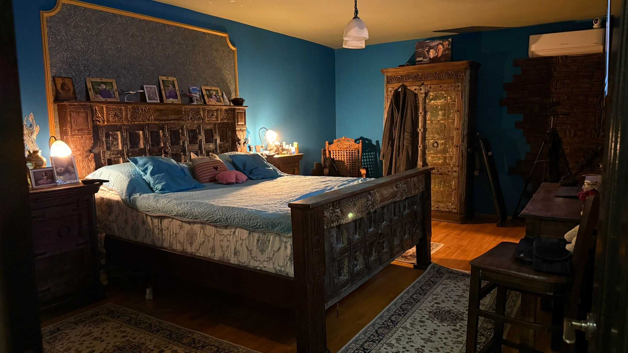 Dormitor matrimonial spațios cu mobilier din lemn masiv în casa din Colentina