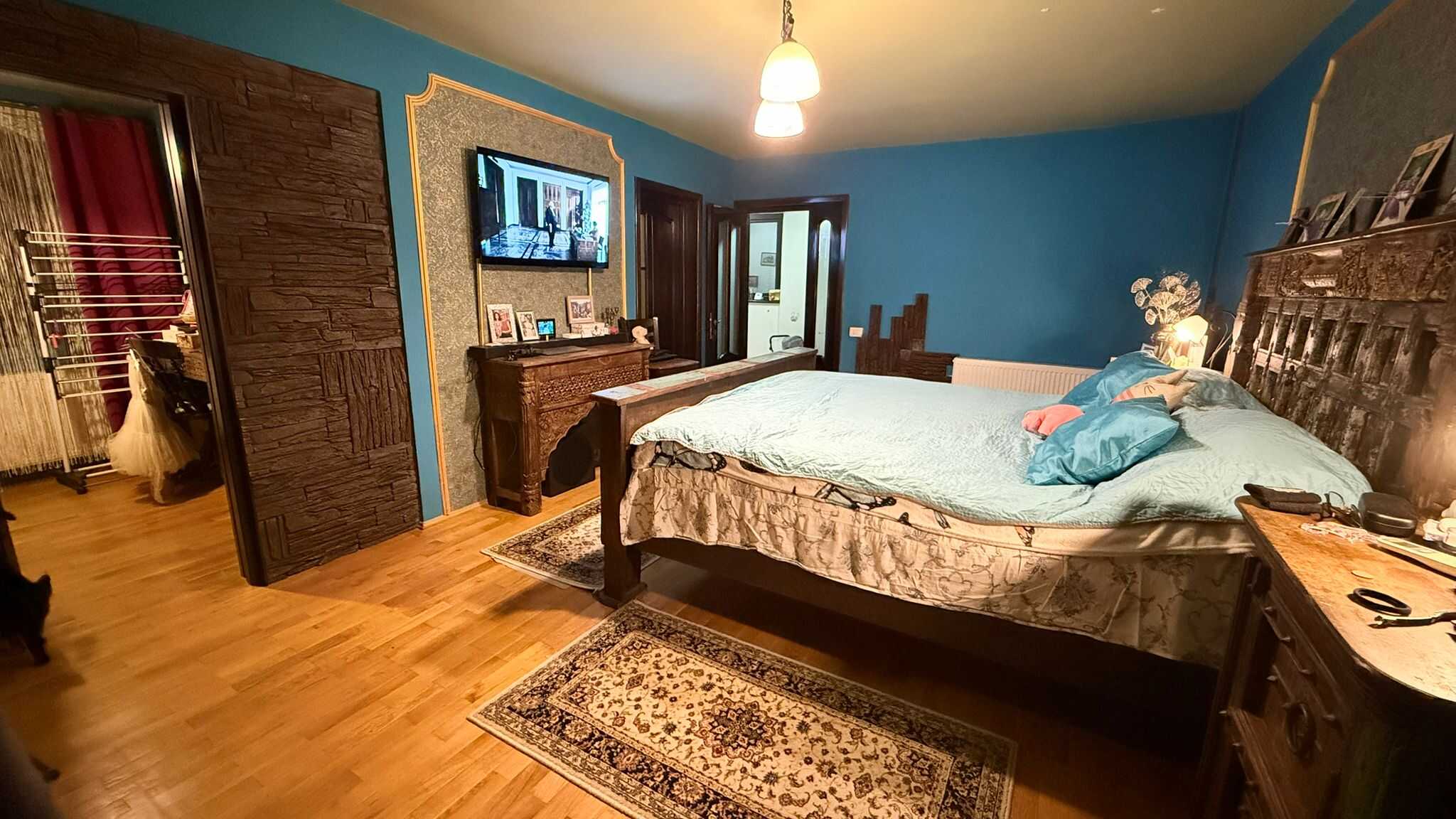 Dormitor matrimonial spațios cu acces către dressing și baie – casa Colentina