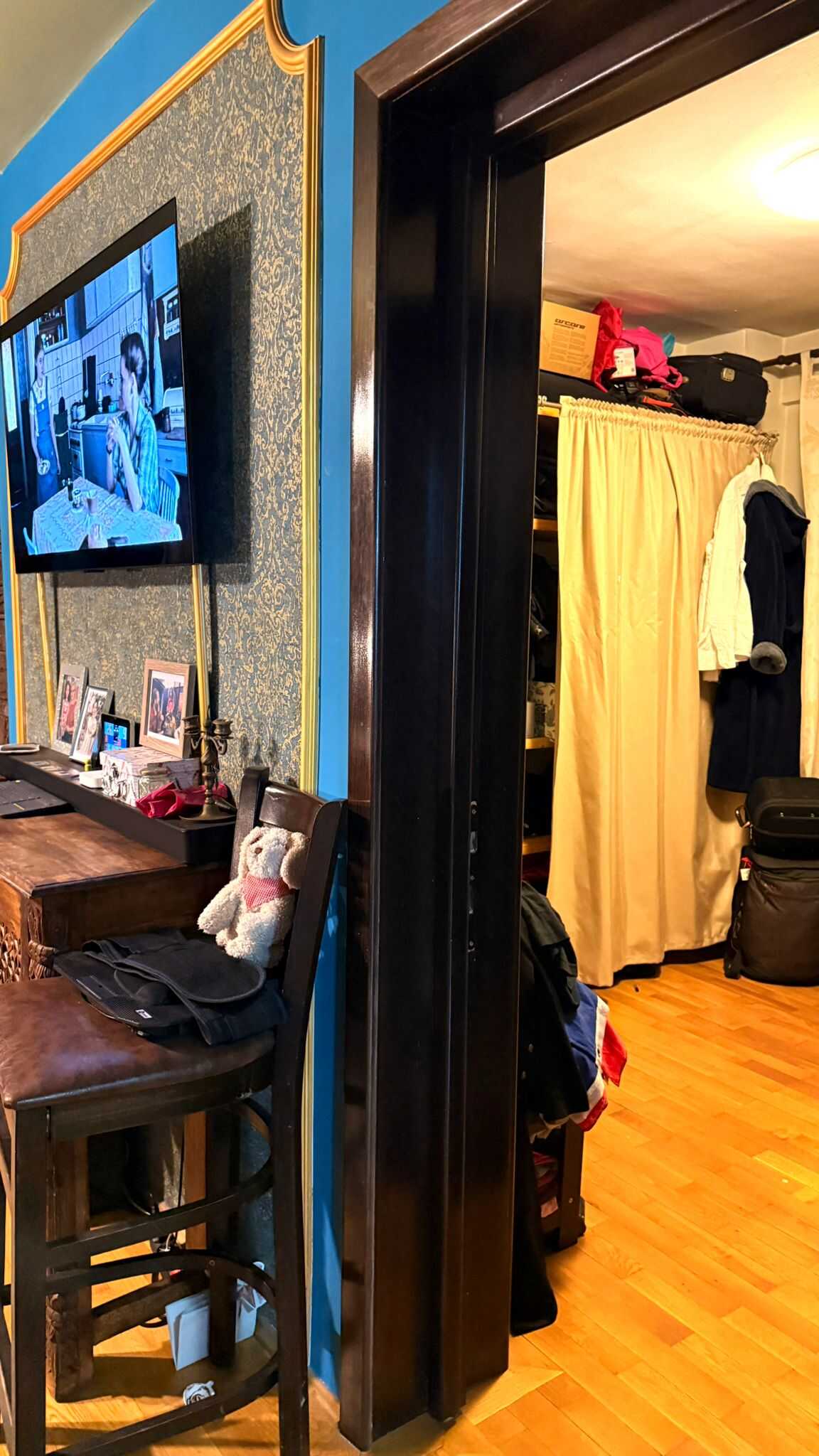 Dressing spațios conectat la dormitorul matrimonial – casa Colentina