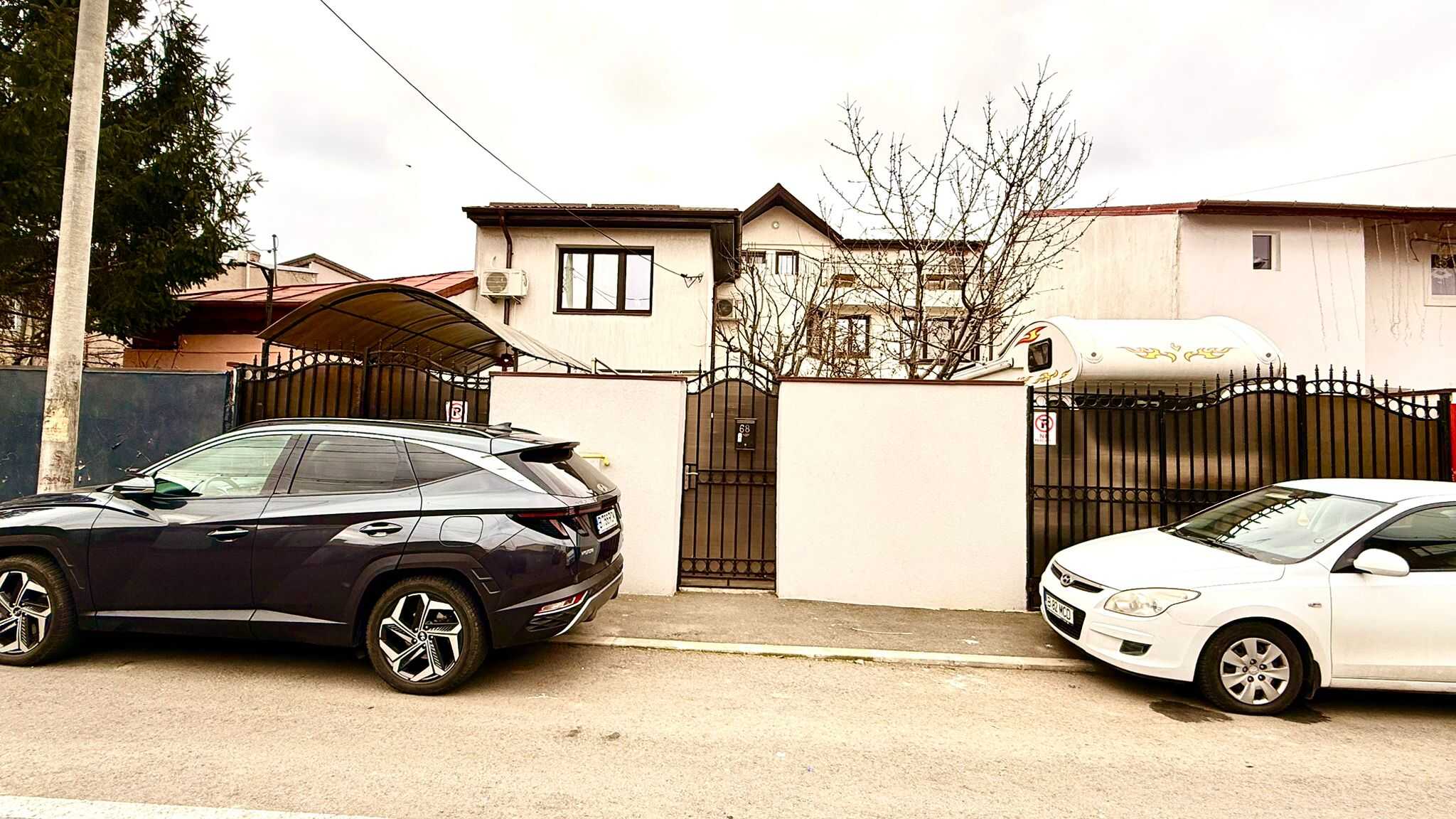 Fațada casei și intrarea proprietății din Colentina, lângă Parcul Ion Creangă