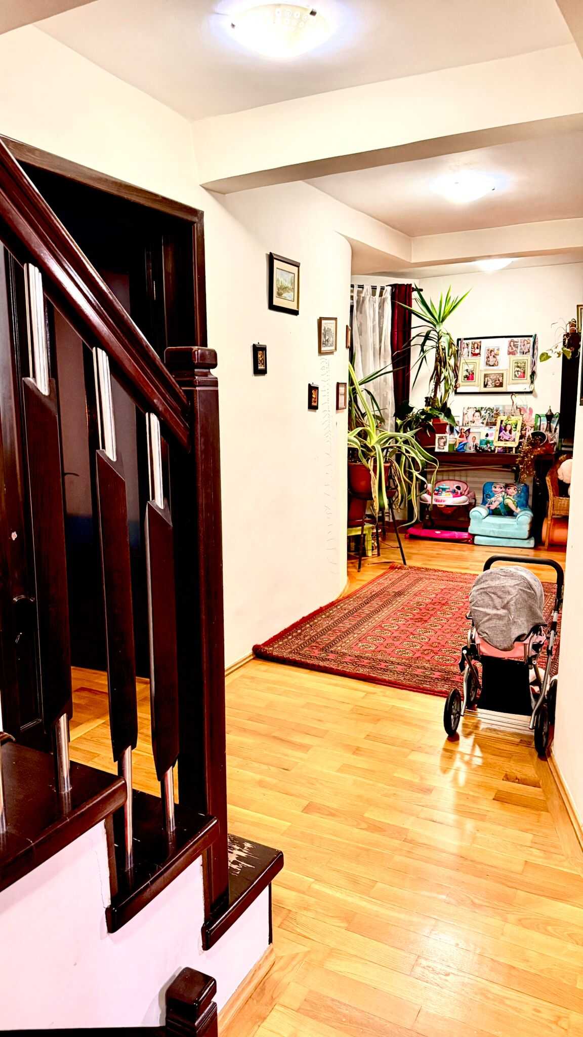 Hol la etaj cu scară interioară din lemn de nuc – casă Colentina