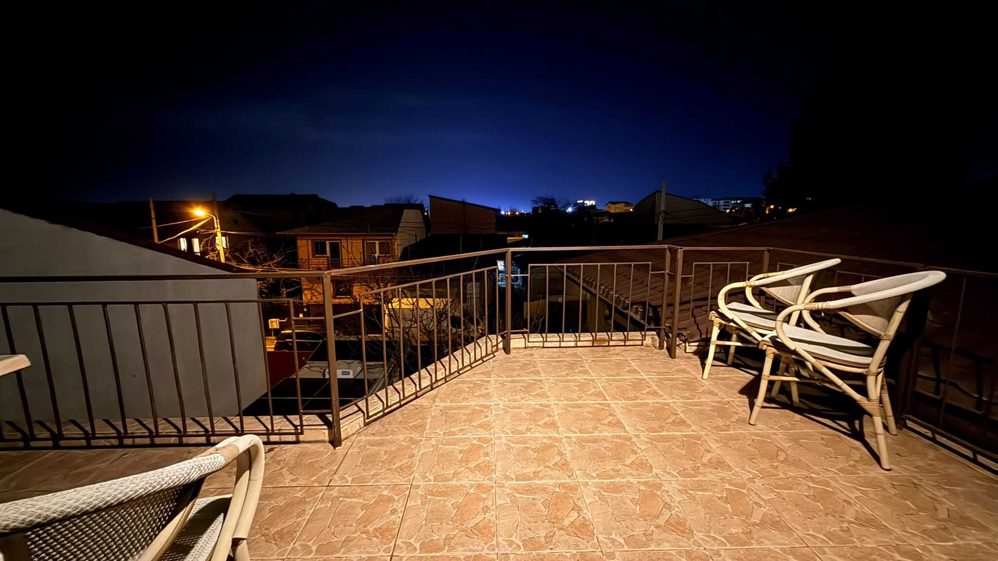 Terasă la mansardă cu vedere deschisă – casă de vânzare Colentina București